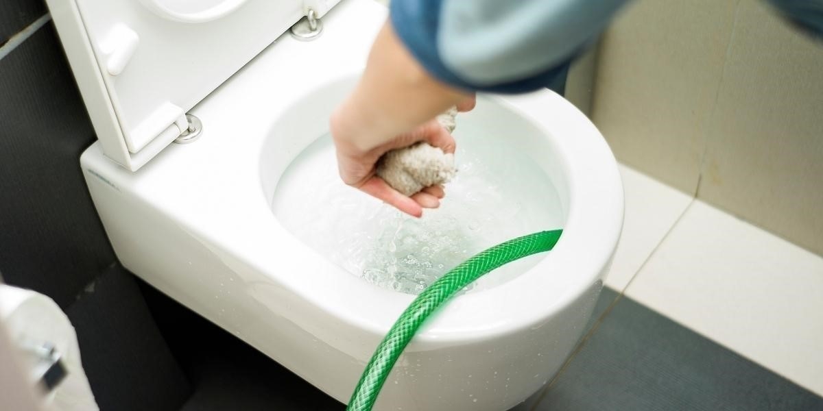 Réparation rapide d'une fuite de vis fixation réservoir WC